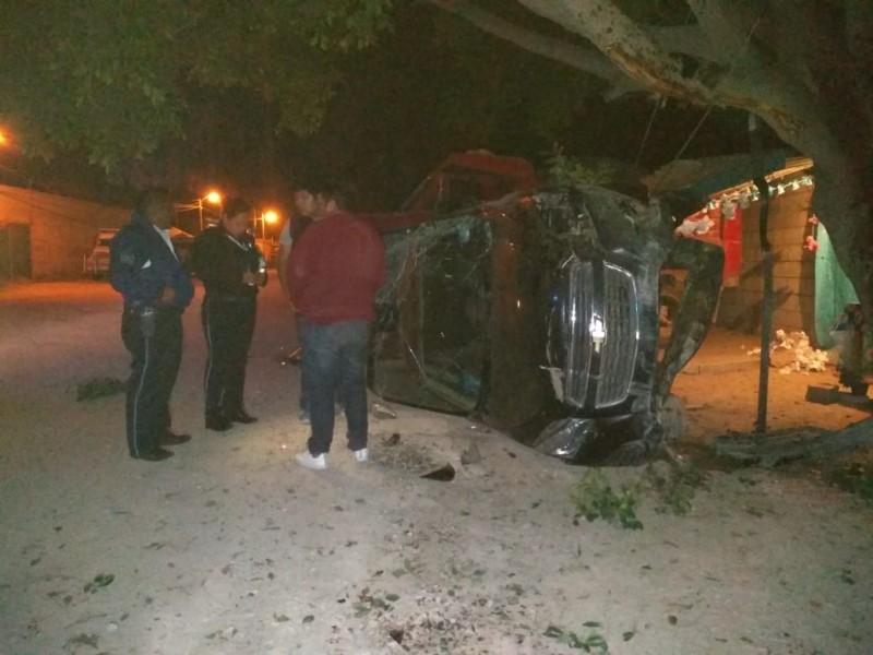 Conductor vuelca por exceso de velocidad