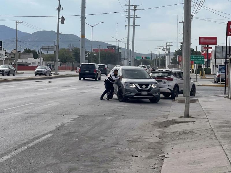 Conductora arrastra a agente de Tránsito durante intervención en Torreón