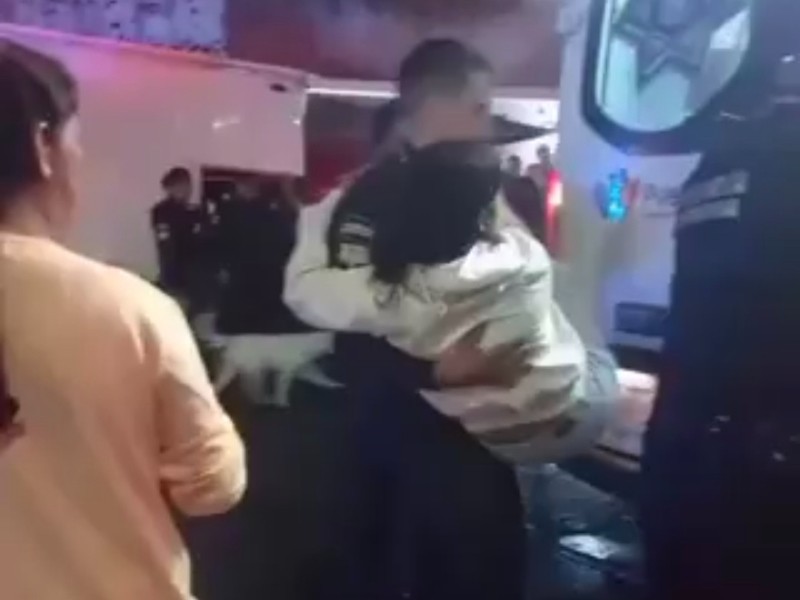 Conductora atropella dos personas hay una menor lesionada