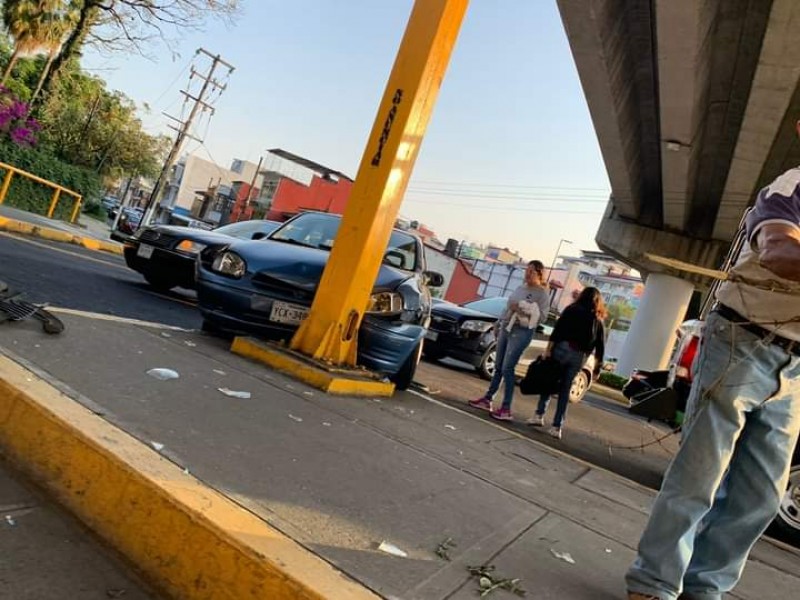 Conductora choca contra auto y señalética de Circuito Presidentes