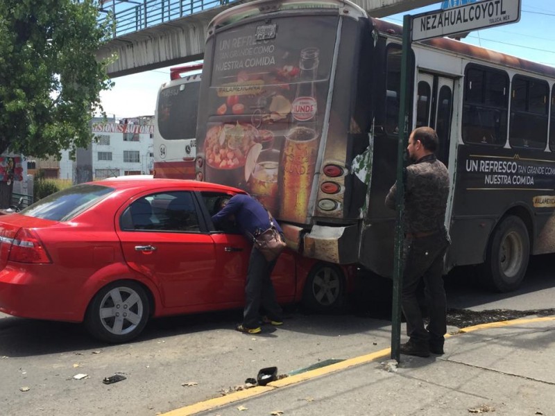 Conductora impacta contra autobús en Toluca