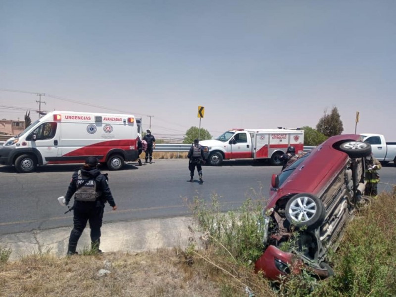 Conductora pierde el control de su vehículo termina en volcadura