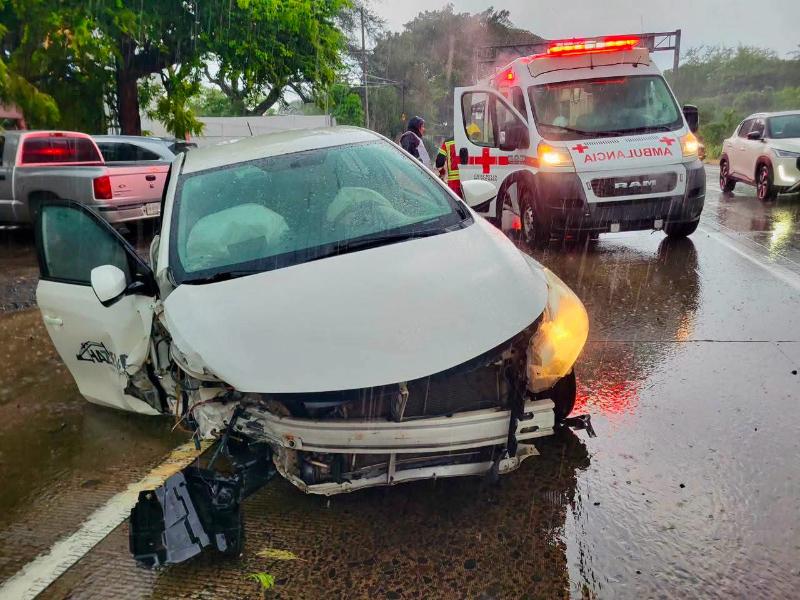 Conductora pierde el control y choca contra poste en la autopista ...