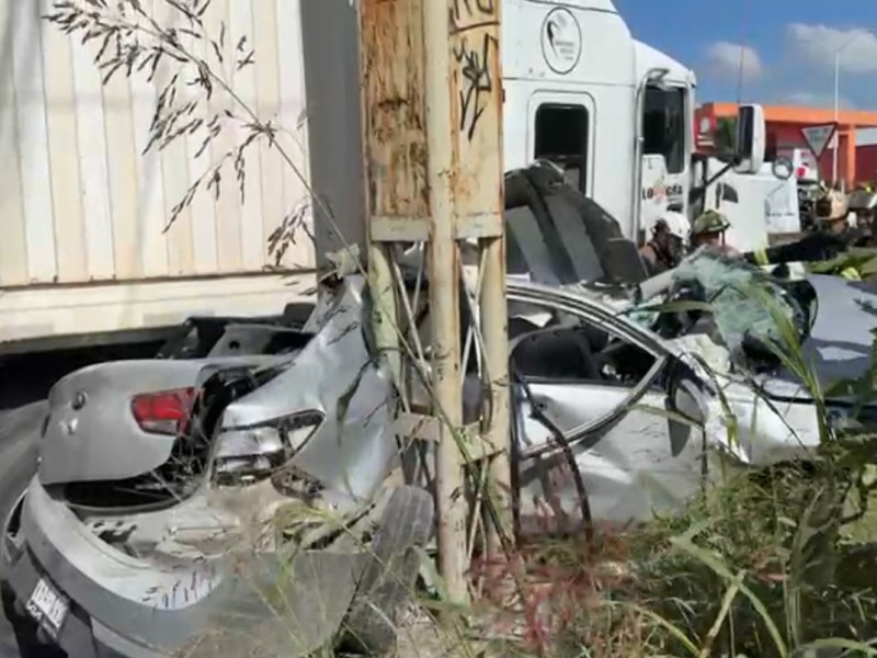 Conductora quedó prensada tras aparatoso accidente