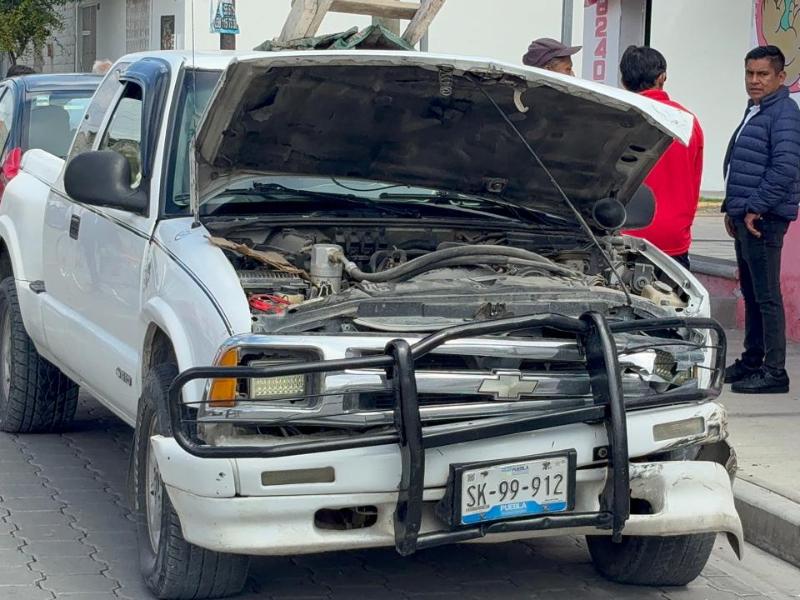 Conductora se pasa banderola de la 19 poniente y choca