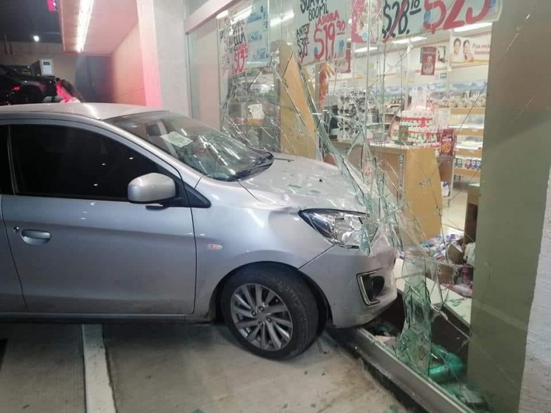 Conductora termina dentro de una farmacia