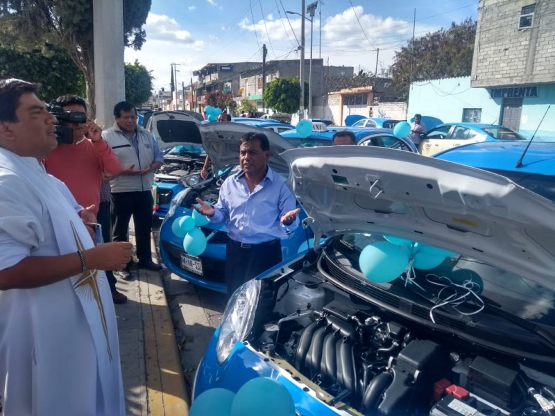 Conductores adelantan día del taxista