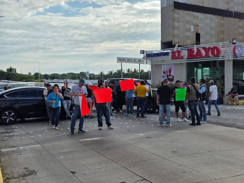 Conductores de aplicación bloquean puente de Boca del Río en protesta