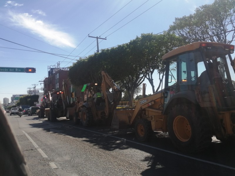 Conductores de retroexcavadoras se manifiestan por infracciones de tránsito