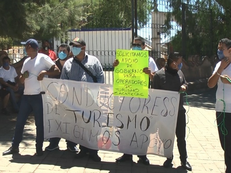 Conductores de turibus se manifiestan, piden apoyo económico