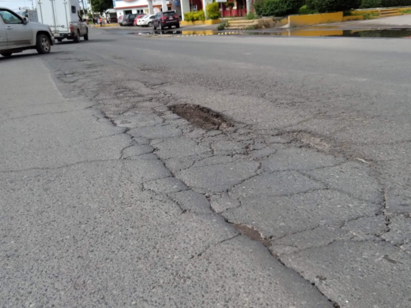 Conductores deben sortear baches peligrosos frente a bomberos