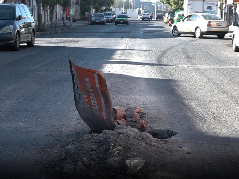 Conductores denuncian bache en la Avenida Sion