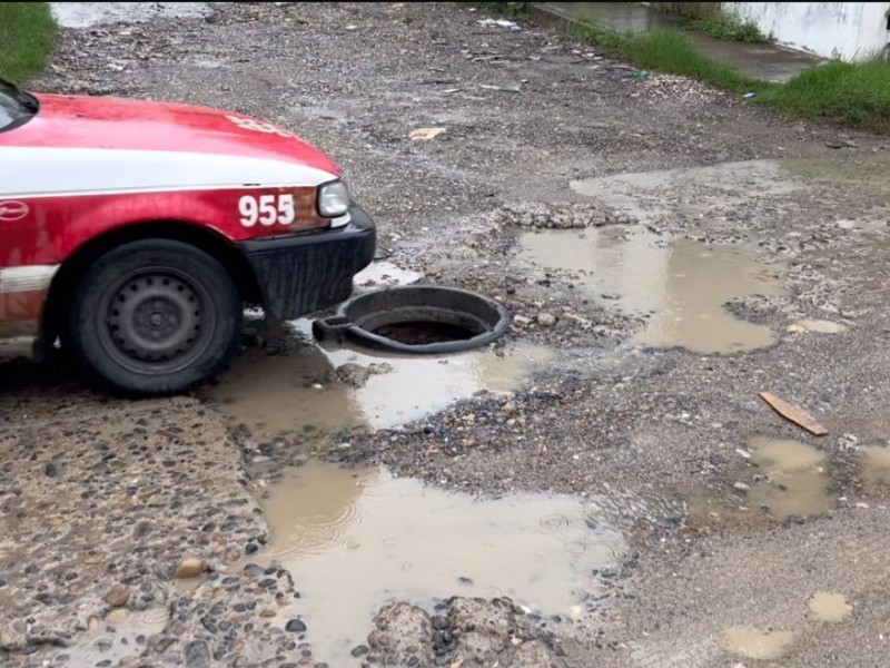 Conductores enfrentan daños vehiculares por coladeras sin tapa