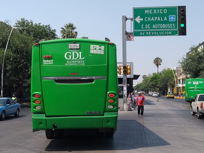 Conductores ignoran vueltas prohibidas en Calzada Independencia