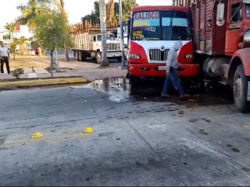 Conductores irresponsables ponen en riesgo a estudiantes del CETIS 100