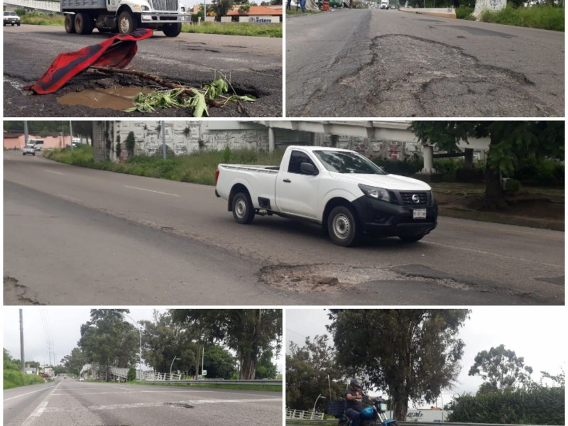 Conductores molestos por más de 40 baches que invaden libramiento