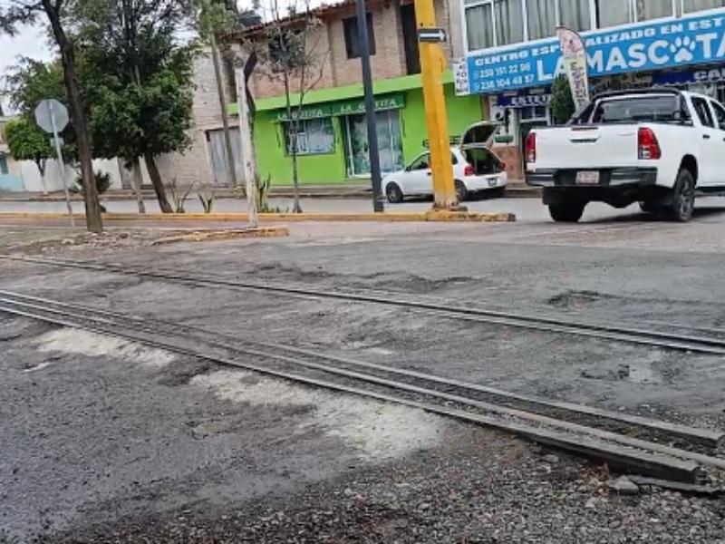 Conductores piden a autoridades reparar cruce de vías y 4 poniente