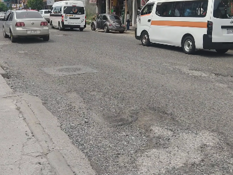Conductores piden bacheo urgente en Avenida de Zihuatanejo