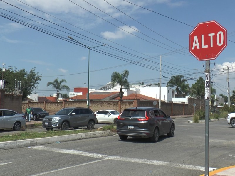 Conductores y peatones piden semáforos y mantenimiento de pintura en bulevares