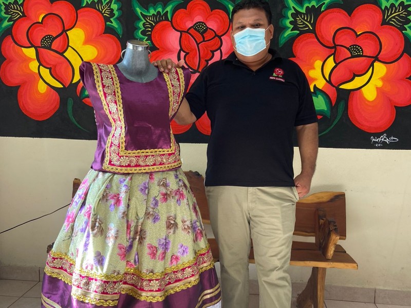 Confeccionista de trajes regionales orgulloso de su labor cultural