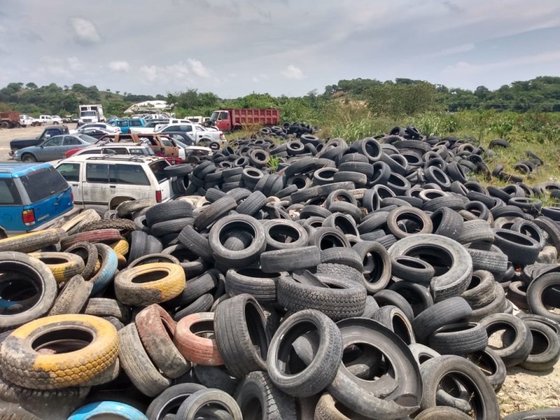 Confinan indebidamente llantas en Parque Bicentenario