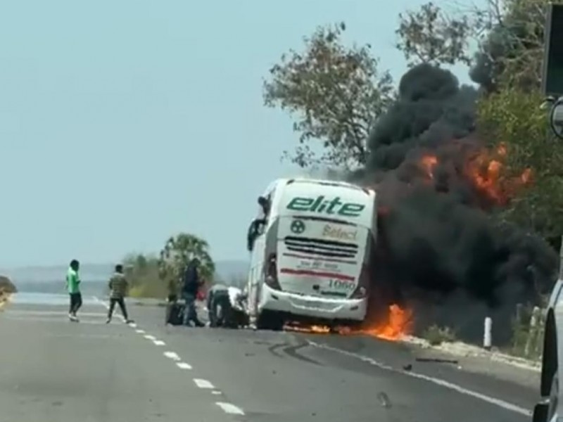 Confirman 4 muertos durante incendio de autobús