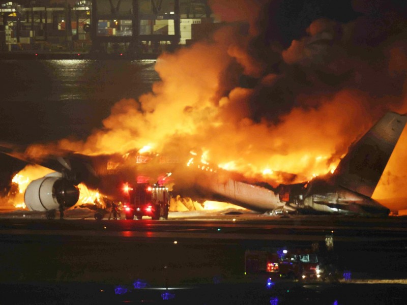 Confirman cinco muertos tras colisión de dos aviones en Tokio