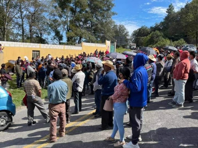 Conflicto de agua, mantiene cerrada vialidad en Xiutetelco y Teziutlán
