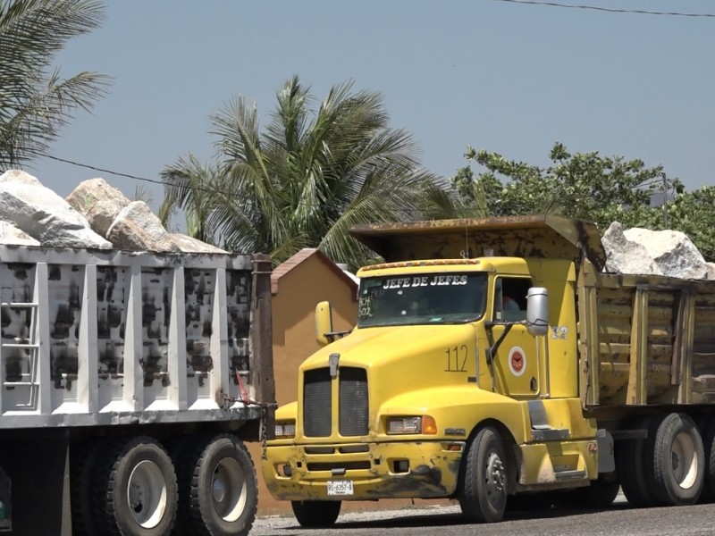 Conflictos sociales retrasan acarreo de piedras para obras federales