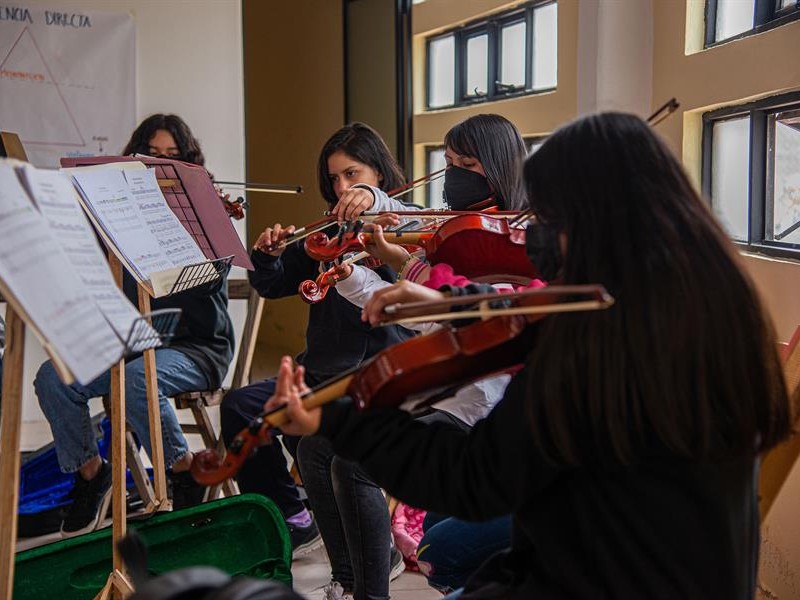 Conforman indígenas tsotsiles orquesta por la paz en Chiapas