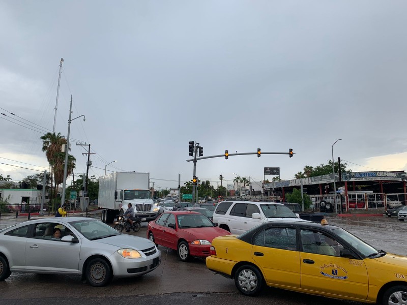 Congestión vial por cierre en puente 