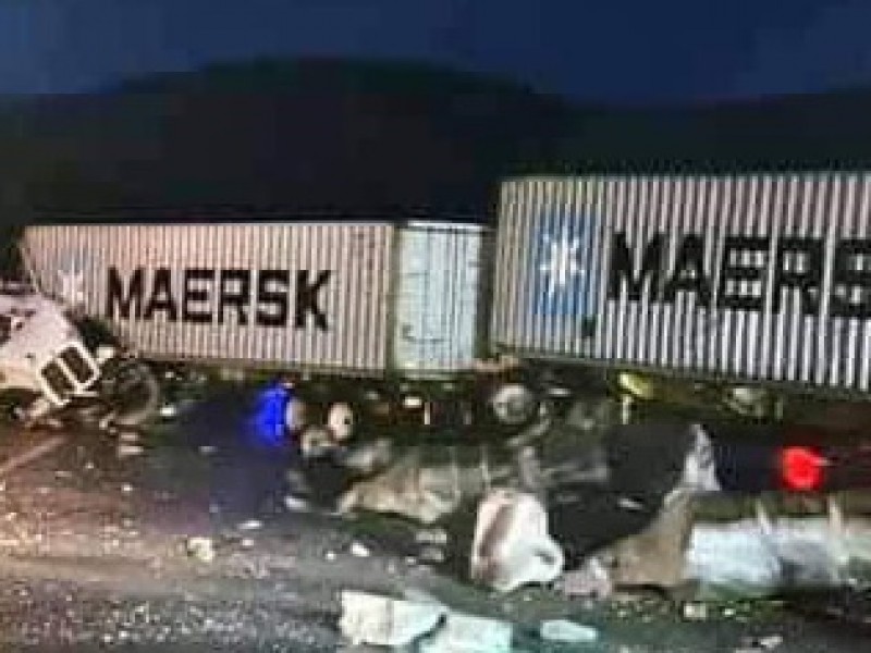 Congestionamiento vehicular por accidente de tráiler en autopista Colima-Manzanillo