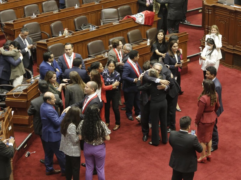 Congreso de Perú destituye a Castillo por 