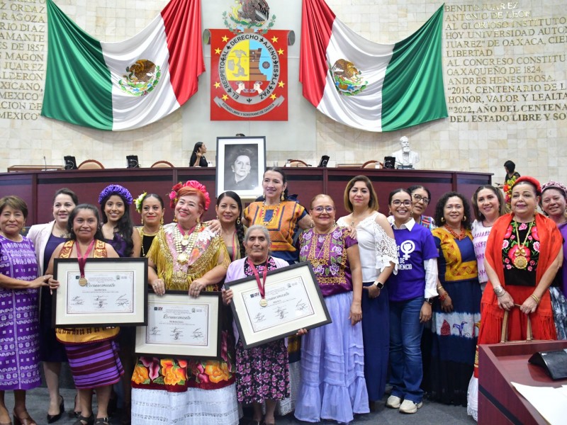Congreso oaxaqueño entrega medalla “Juana Catalina” a mujeres distinguidas