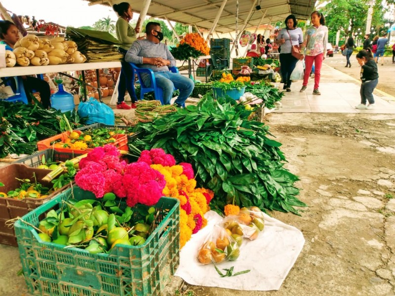 Conjuntan colores y sabores en tianguis de Todos Santos