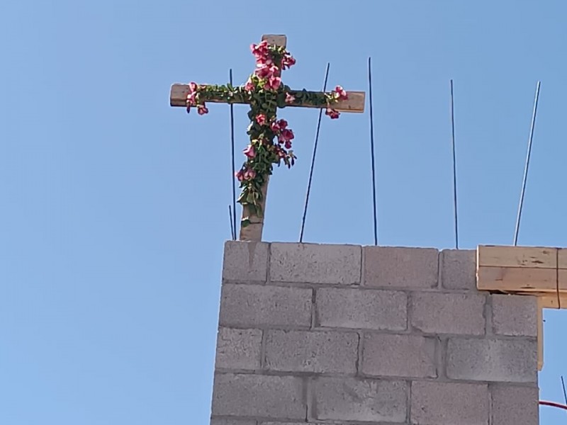 Conmemoración-Tradición: Día de la Santa Cruz y del Albañil