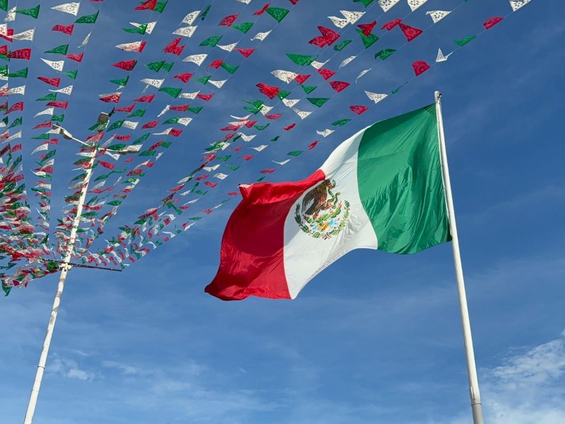 Conmemoran 215 aniversario del Grito con Bandera a toda asta
