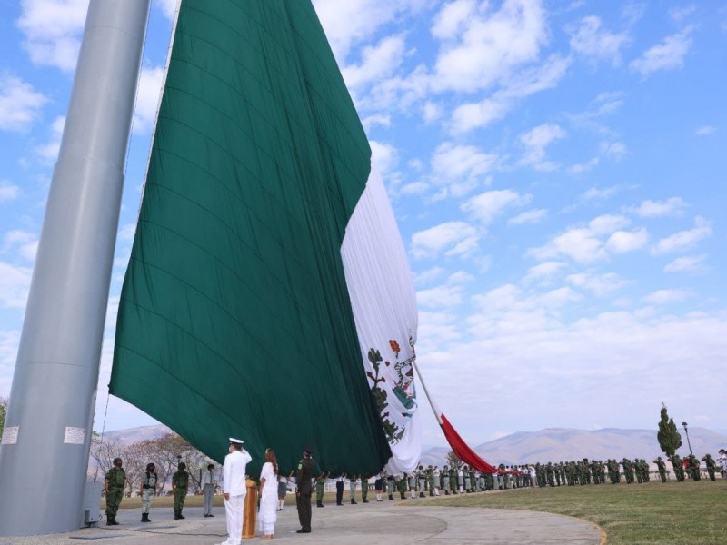 Conmemoran Día de la Bandera con acto cívico en Iguala