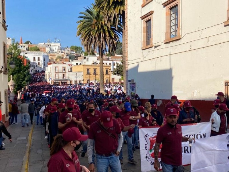 Conmemoran día del trabajo miles de trabajadores