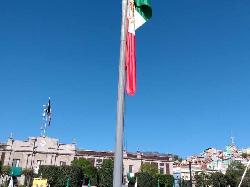 Conmemoran el día de la bandera en Toluca