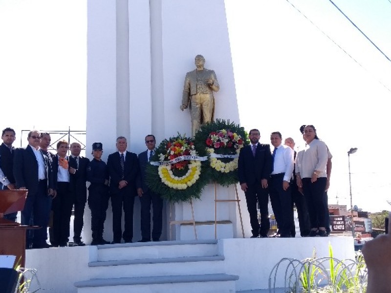Conmemoran natalicio de Benito Juárez