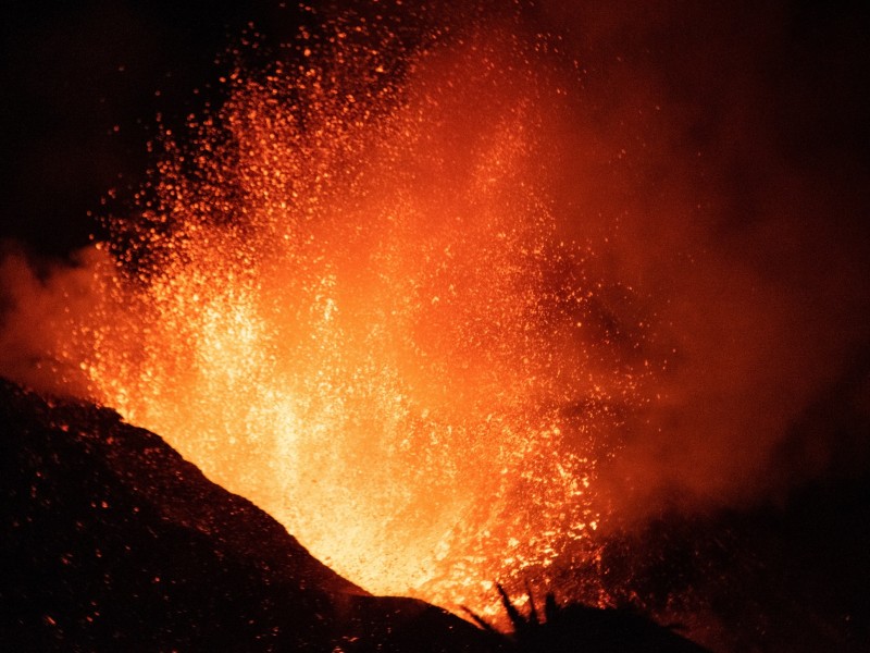Cono principal del volcán Cumbre Vieja se rompe de nuevo