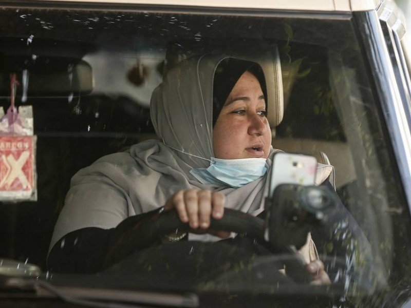 Madre de 5 hijos; la primera mujer taxista en Gaza