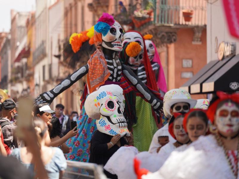 Conoce los horarios y calles cerradas por desfile de Día de Muertos