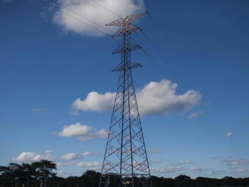 Conoce los riesgos de acercarse a una torre de alta tensión