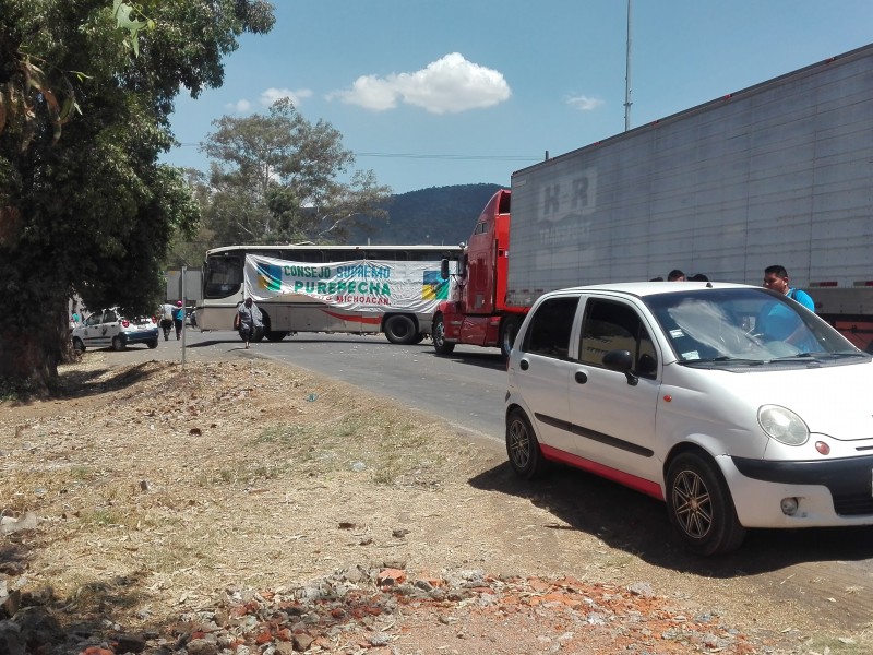 Consejo indígena toma carreteras en Michoacán