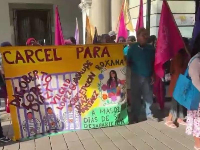 Consejo indígena protesta en palacio de gobierno por desaparición de Roxana