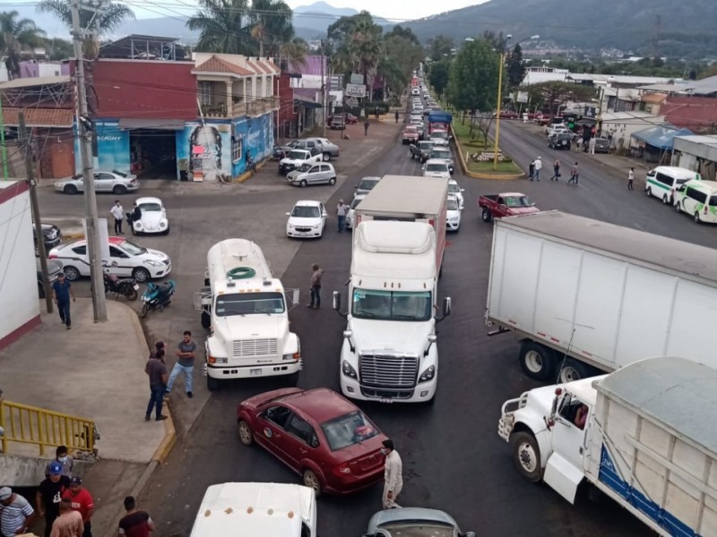 Consejo Supremo Indígena bloquea carreteras de Michoacán 