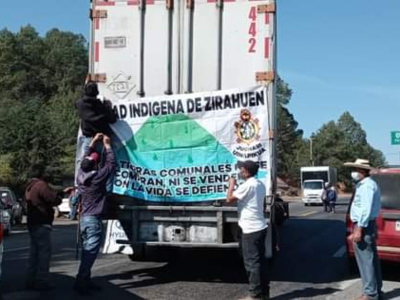 Consejo Supremo Indígena bloquea carreteras en aniversario de Emiliano Zapata