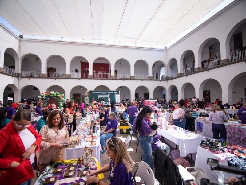 Consolidan programa de microcréditos para mujeres